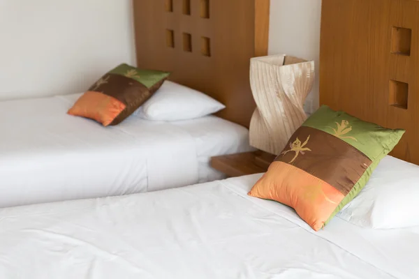 Подушка і ліжко в готельному номері — стокове фото