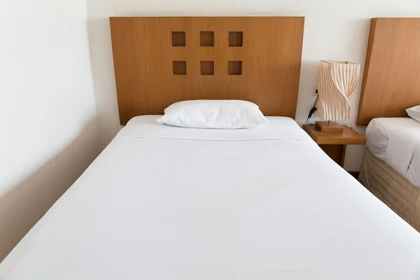 Almohada y cama en habitación de hotel — Foto de Stock