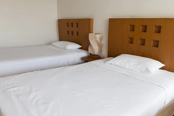 Almohada y cama en habitación de hotel — Foto de Stock