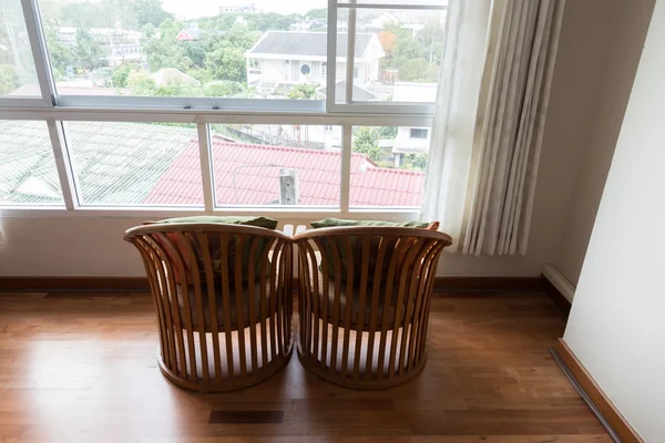 Houten stoel naast venster — Stockfoto