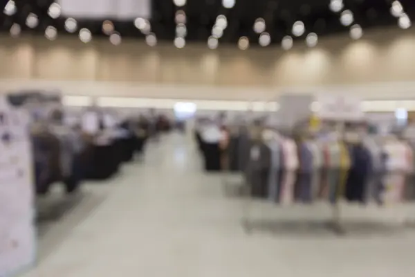 Roupas em shopping center para uso como conceito de compras, borrar para trás — Fotografia de Stock