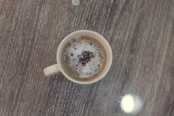 Tasse heißen Latte-Kaffee, Vintage-Ton — Stockfoto