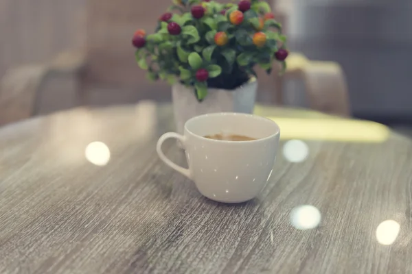 Tasse heißen Latte-Kaffee und Bukett von gefälschten roten Früchten, vintage t — Stockfoto