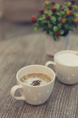 fincan sıcak latte kahve ve sahte kırmızı meyve, vintage t buket