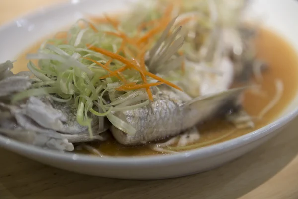 Ikan bass laut kukus dengan sayuran — Stok Foto