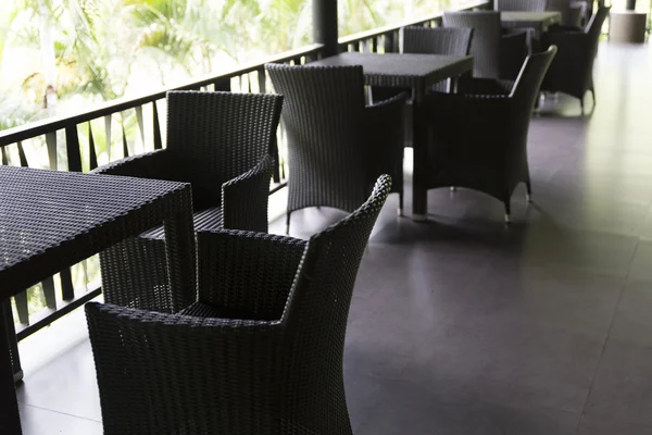 Chaise et table en osier noir au balcon — Photo
