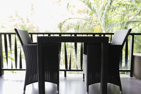 Chaise et table en osier noir au balcon — Photo