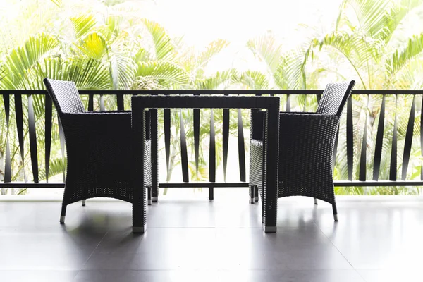 Cadeira de vime preto e mesa na varanda — Fotografia de Stock