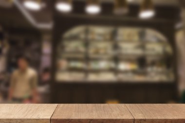 gözlük ve ahşap sayaç bar, bl üzerinde alkol içecek şişe