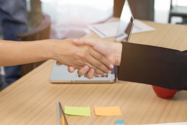 işadamı el sıkışma işbirliği, edinme konsantrasyon olarak kullanmak için