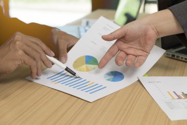 belge, kalem, dizüstü bilgisayar ile tartışan işadamı