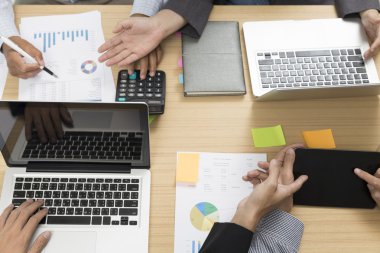 hesap makinesi, belge, dijital tablet, l ile çalışan işadamları