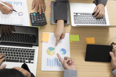 hesap makinesi, belge, dijital tablet, l ile çalışan işadamları