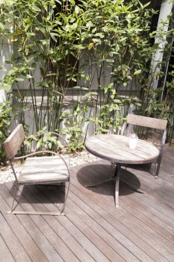 ahşap masa ve sandalye verandada