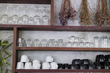 Kupası ve cam ahşap raf