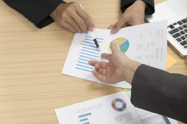 Zakenman bespreekt met document, pen, laptop computer — Stockfoto