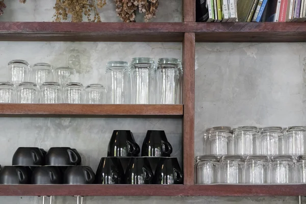 Tasse und Glas auf Holzregal — Stockfoto