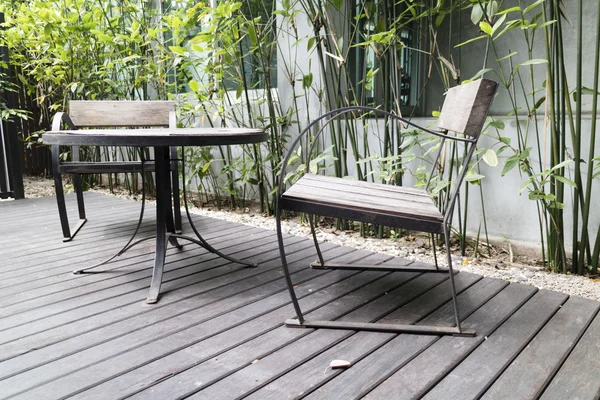 Bureau et chaise en bois sur patio — Photo