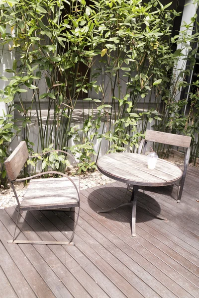 Holztisch und Stuhl auf der Terrasse — Stockfoto