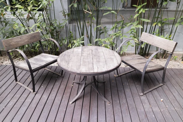 Mesa de madeira e cadeira no pátio — Fotografia de Stock