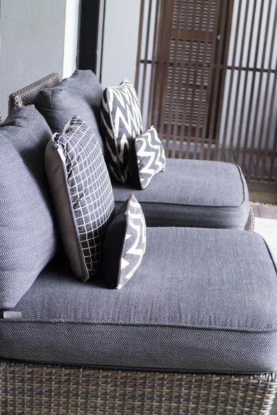 Nero, cuscino bianco e cuscino su sedia di vimini — Foto Stock
