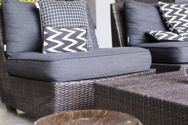 siyah, beyaz yastık ve hasır sandalye yastık