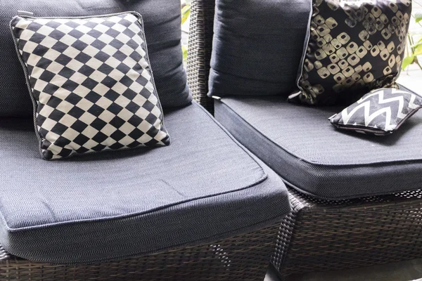 黑色，白色的垫子和枕头上柳条椅 — 图库照片