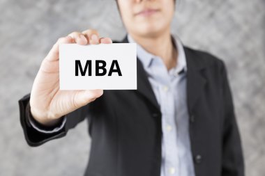 word ile Mba kartvizit sunan iş adamı