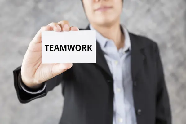 Zakenman presenteren visitekaartje met woord teamwork — Stockfoto