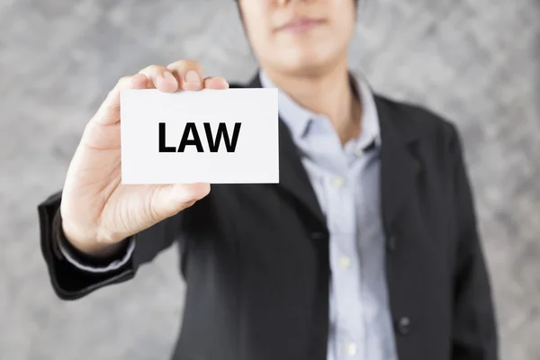Επιχειρηματίας παρουσιάζοντας επαγγελματική κάρτα με τη λέξη νόμος — Φωτογραφία Αρχείου