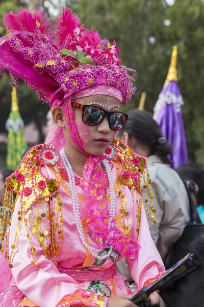 Kinderen voordat hij een monnik in traditionele boeddhistische monnik ord — Stockfoto