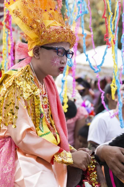 Gyermekek előtt, a szerzetes válik a hagyományos buddhista szerzetes ord — Stock Fotó