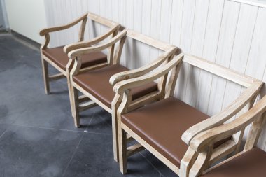 kahverengi deri yastık üzerinde ahşap sandalye