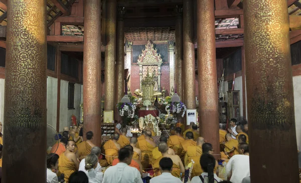 Monje y la gente rezan a la reliquia buda en el templo budista —  Fotos de Stock