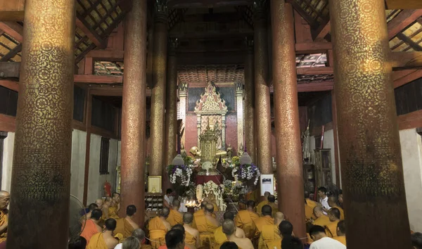 Monje y la gente rezan a la reliquia buda en el templo budista — Foto de Stock