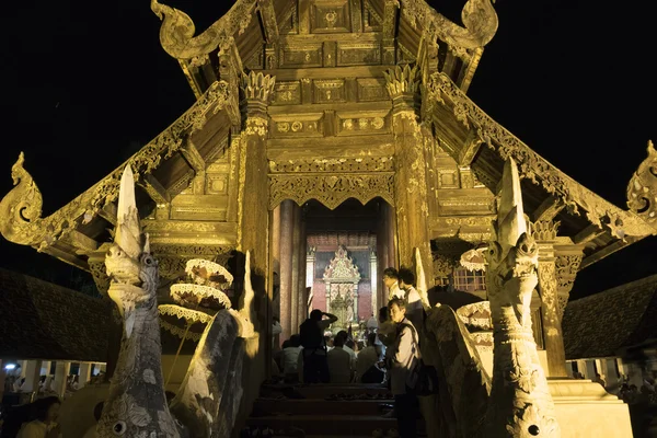 Lidé přicházejí na úctu k relikvie Buddhy v buddhistickém chrámu — Stock fotografie