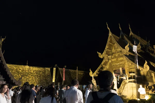 La gente viene a rendir homenaje a la reliquia budista en el templo budista —  Fotos de Stock
