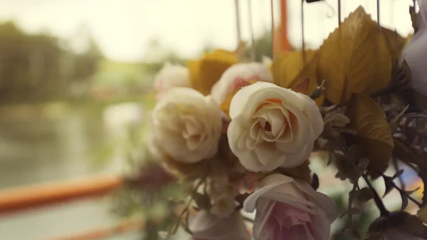 Ramo de flores de rosa artificial en tono vintage —  Fotos de Stock