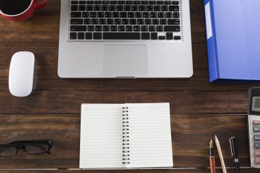 dizüstü bilgisayar ve dizüstü ofis masasında - Üstten Görünüm