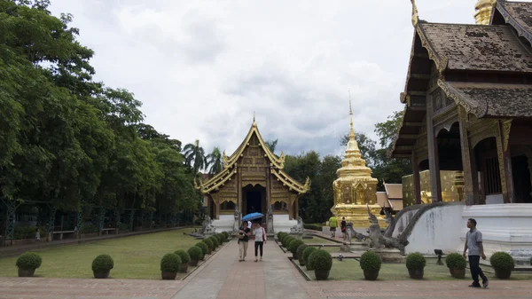 Stupa pagoda dorada y santuario en templo asiático —  Fotos de Stock