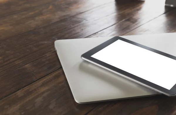 Tablet, notebook de computador na mesa de escritório — Fotografia de Stock