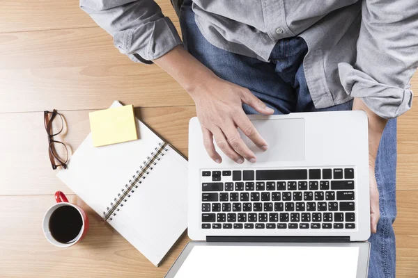 Uomo con computer portatile, tazza di caffè e occhiali - vista dall'alto — Foto Stock