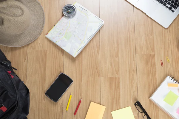 Kladblok, computer laptop en mobiele telefoon op houten tafel — Stockfoto