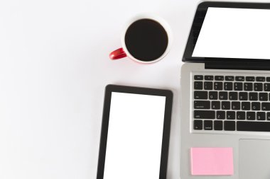 dizüstü bilgisayar, tablet ve kahve Kupası beyaz arka planda - üstten görünüm
