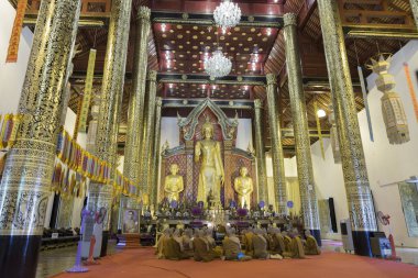 birlikte Asya tapınakta dua Budist rahip