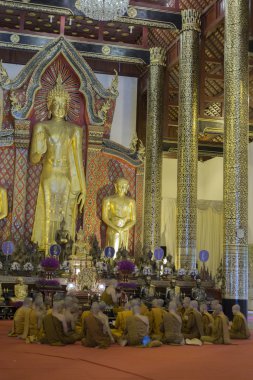 birlikte Asya tapınakta dua Budist rahip