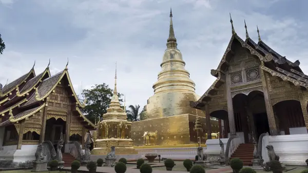 Pagoda de oro y santuario en el templo budismo —  Fotos de Stock