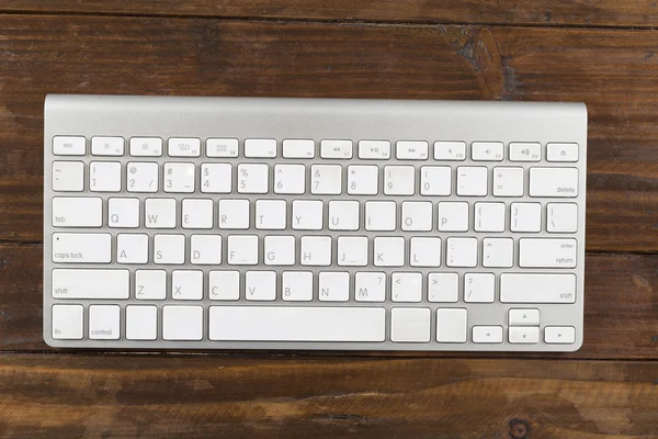 Computertastatur auf Holztisch - Draufsicht — Stockfoto