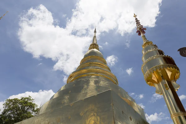 Pagoda de oro en templo buddhism — Foto de Stock