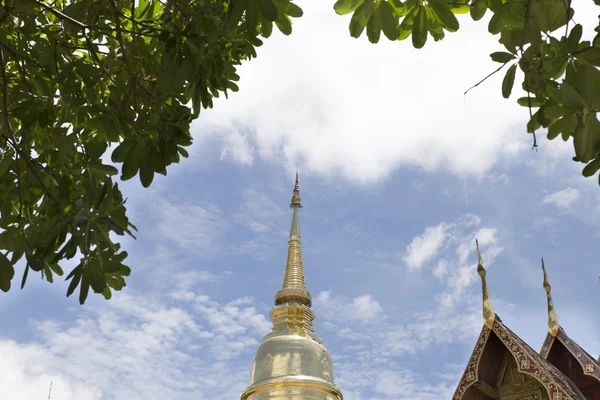 Pagoda de oro y santuario en templo buddhism con marco de hojas —  Fotos de Stock